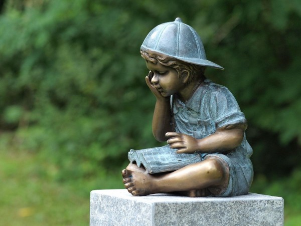 Jimmy mit Cappy vertieft im Buch als Bronzeskulptur