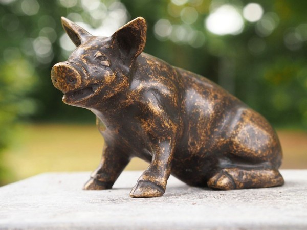 kleines-Ferkel-schweinchen-Bronzefigur-Bronzeskulptur
