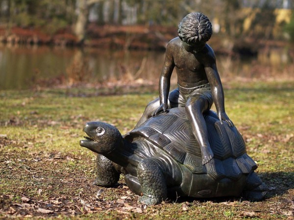 Wasserspaier-Junge-auf-Schildkröte-Bronzefigur-Bronzeskulptur