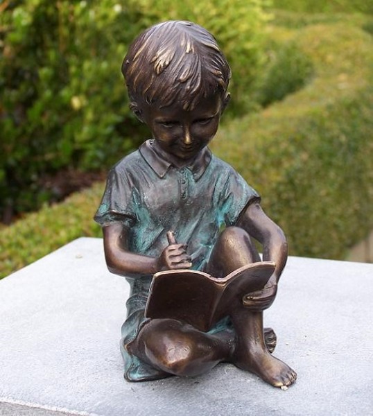 Der kleine Edward zeichnet im Heft als Bronzeskulptur