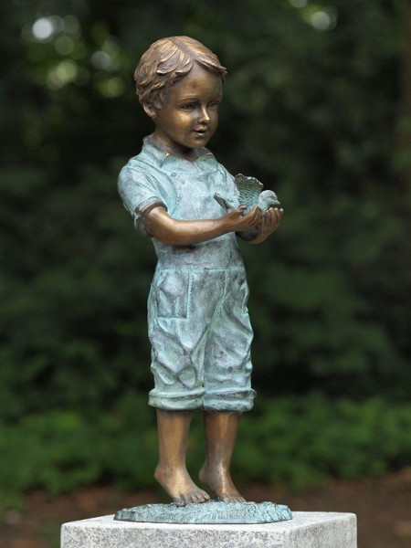 Der kleine Junge Linus mit Vogel in der Hand als Bronzeskulptur