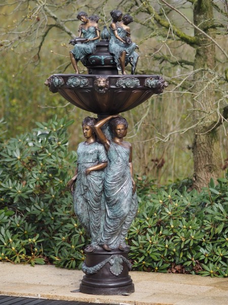 Großer Bronze Brunnen Leonie Flowers