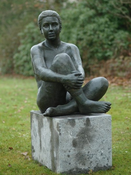 Luna | Akt sitzende Frau Bronzefigur