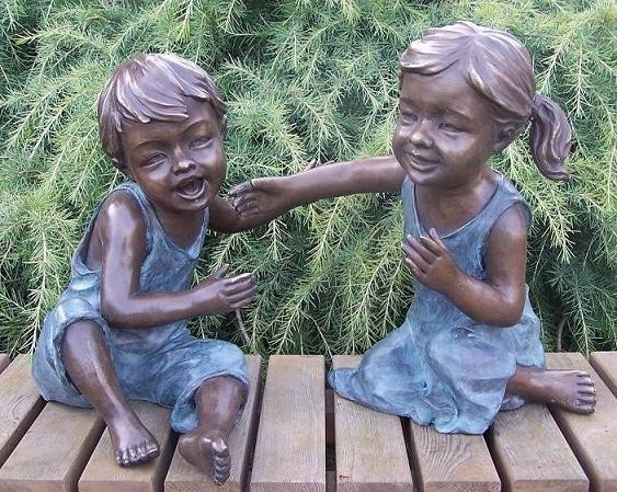 Geschwisterpaar Hannah und Philipp beim spielen als Bronzeskulptur